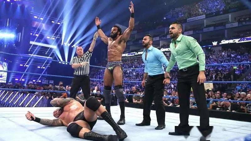 2017年WWE最新一期6月10日，激情与荣耀的碰撞